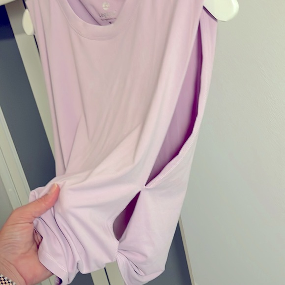 Great workout top sides are twisted for open air - Picture 2 of 4